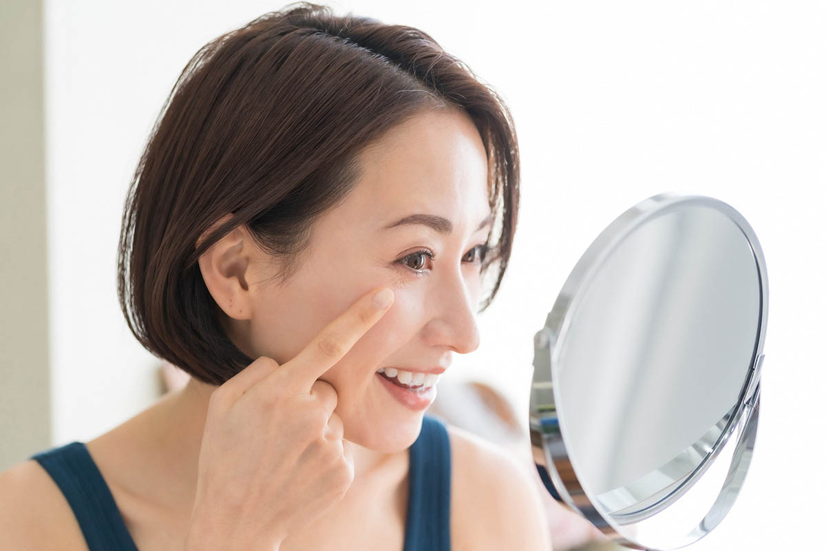 目元をケアする女性